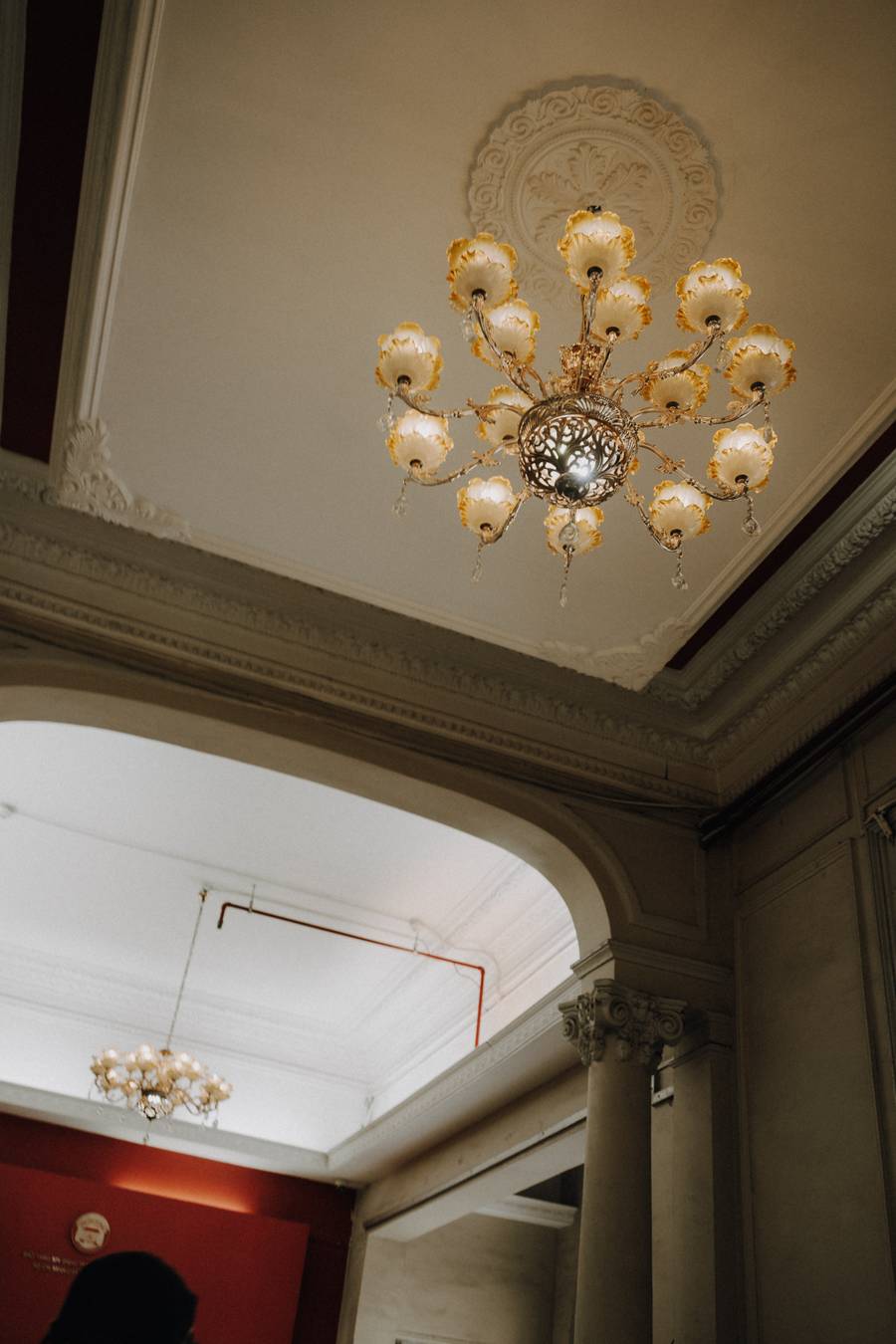Hochzeitssaal mit Kronleuchter — elegante Location