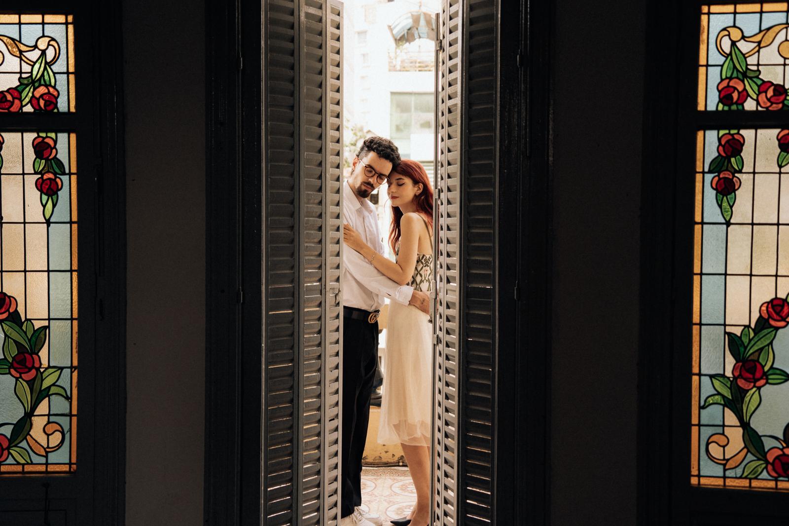 Inniges Paar mit bunten Glasfenstern — Hochzeitsfotografie
