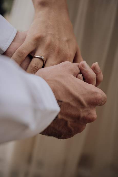 Händehalten Brautpaar — intime Hochzeitsmomente