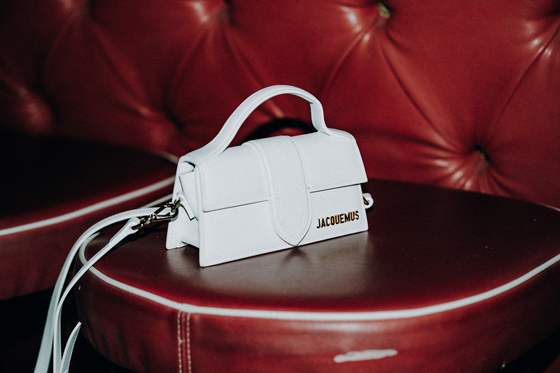 Braut mit Jacquemus Hut